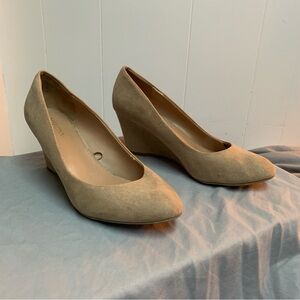 Women 8 Merona Tan/Light Brown Velvet Wedge Heels